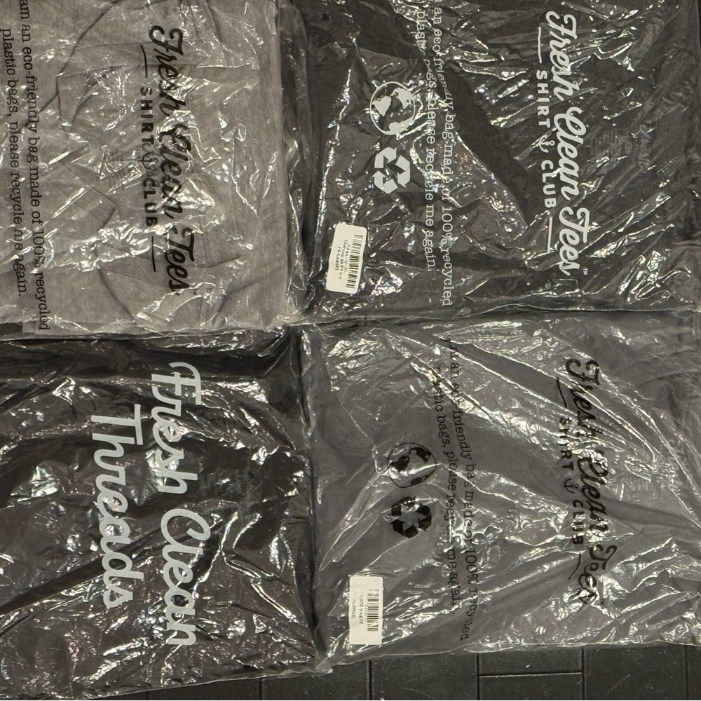 Fresh Clean Threads Men’s V-Neck T-Shirt 4-Pack – Size XL – New Sealed